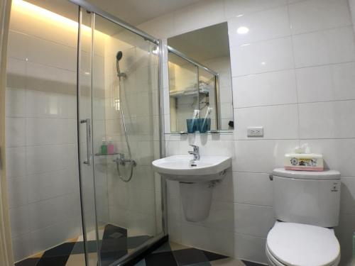 Ένα μπάνιο στο Music City Inn