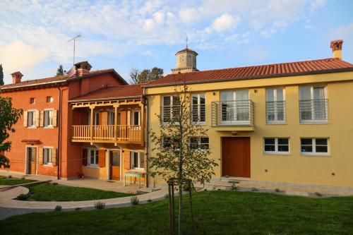 a group of buildings with a yard at Casa Lenka in Málchina
