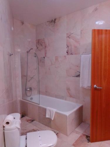 un bagno con vasca e WC di Hotel Acez a Vendas Novas