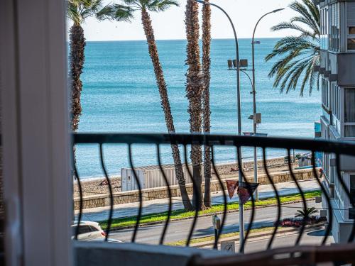 desde un balcón con palmeras y vistas a la playa en PREMIUM BEACH DESIGN - La Malagueta en Málaga