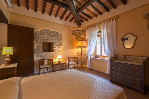a bedroom with a large bed and a window at Il Gelso in Cortona