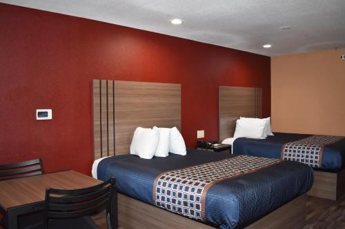 A bed or beds in a room at Americas Best Value Inn Manteca