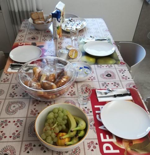 ゲストハウスの敷地内または近くでの食事または食べ物