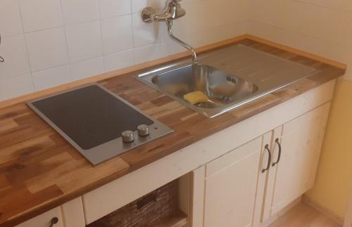 - une cuisine avec un évier et un comptoir dans l'établissement Perfect Day Apartment, à Bad Mitterndorf