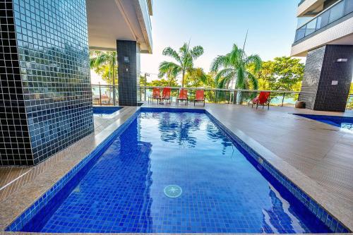a swimming pool in the middle of a building at Apartamento de Luxo Landscape Beira Mar Platinum in Fortaleza