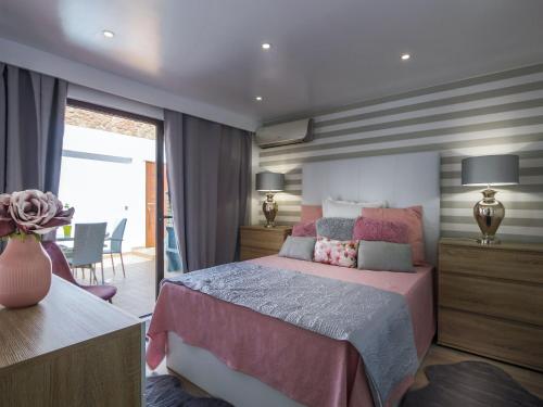 Giường trong phòng chung tại Luxury Apartment, 3 min Walk to Beach, Albufeira