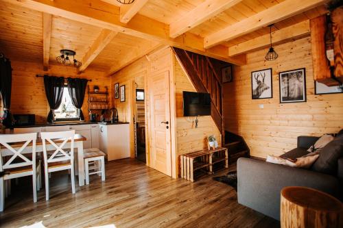 ein Wohnzimmer mit einem Sofa und einem Tisch in der Unterkunft Daroszówka - Noclegi z Widokiem Solina in Solina