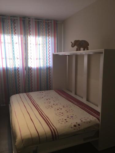 Cama infantil pequeña en habitación con estantería en Estudio con piscina y Wifi, en Ciudad Real