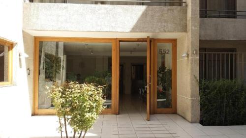 una entrada a un edificio con una puerta de cristal en Hotel Smart Bellas Artes, en Santiago