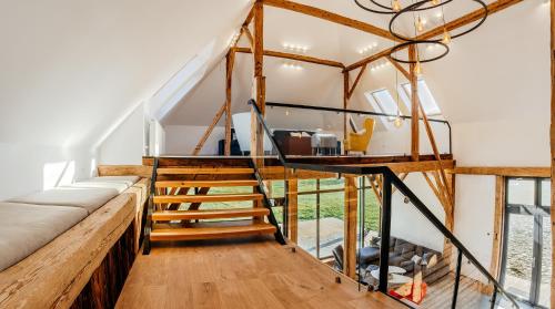 ein Zimmer mit einer Treppe in einem Haus in der Unterkunft Loft Chalet in Gura Humorului