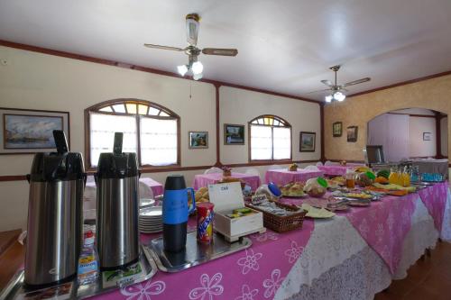 ノバ・フリブルゴにあるHotel Shangrila Nova Friburgoのダイニングルーム(紫のテーブルクロス付きのテーブル付)