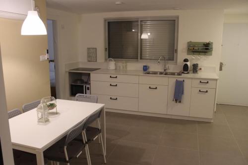 Una cocina o cocineta en בית בלב מדבר little house in the desert