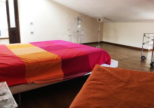 Zimmer mit einem Bett mit einer bunten Decke in der Unterkunft AURIGA in Pietrapertosa