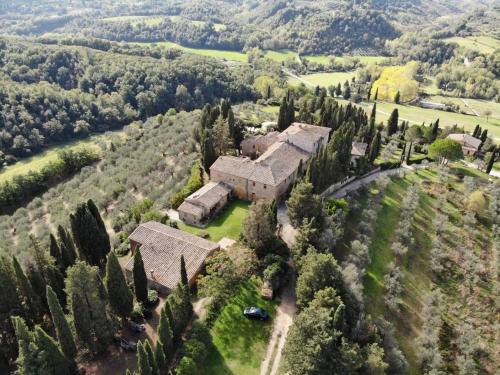 z góry widok na duży dom z drzewami w obiekcie Agriturismo Montaperti w mieście Volterra