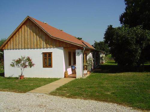 a small white house with a red roof at Martonvendeghaz 1 in Erdeimajor
