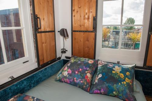 Een bed of bedden in een kamer bij Goudse Watertoren, ’t kleinste woontorentje van Nederland