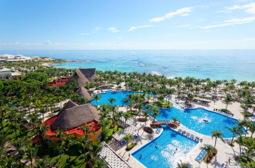 een luchtzicht op het zwembad in een resort bij Barceló Maya Tropical - All Inclusive in Xpu Ha