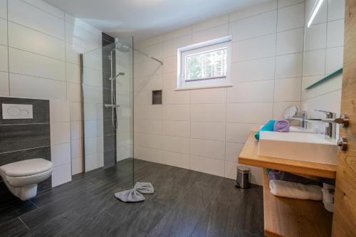 ノイシュティフト・イム・シュトゥーバイタールにあるAppartements Kleeblattのバスルーム(シャワー、洗面台、トイレ付)