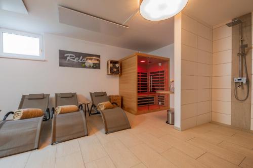 a salon with chairs and a table in a room at Appartements Kleeblatt in Neustift im Stubaital