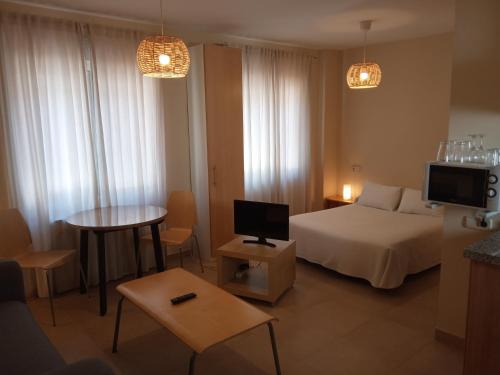 Habitación de hotel con cama y mesa en Apartamentos entreRíos, en Cazorla