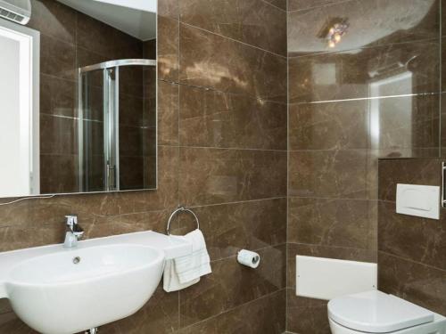 Ένα μπάνιο στο Villa Bobos place with Jacuzzi 46E
