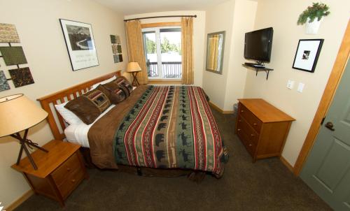 Katil atau katil-katil dalam bilik di Juniper Springs Lodge #543
