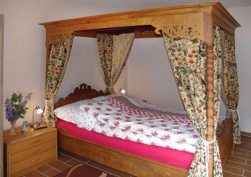a canopy bed with a wooden frame in a bedroom at Himmelbett-Ferienwohnung Oberwesel in Oberwesel