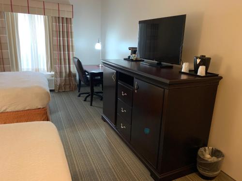 Кровать или кровати в номере Country Inn & Suites by Radisson, Kearney, NE