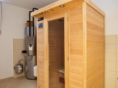 eine Holztür in einem Zimmer mit einer Küche in der Unterkunft Villa Bobos place with Jacuzzi and Sauna 46D in Umag