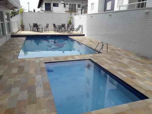 una piscina en un patio trasero con patio en apto 44-1 Costa Verde - Toninhas, en Ubatuba