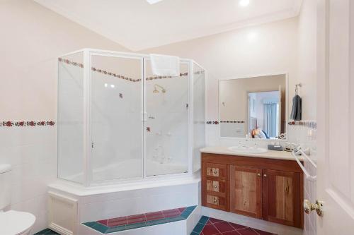 Un baño de Robyn's Nest Lakeside Resort