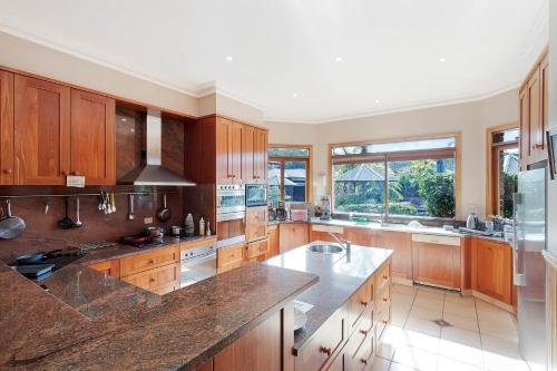 Una cocina o cocineta en Robyn's Nest Lakeside Resort