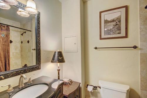 A bathroom at Cozy & Central Arrowhead Village Townhome Condo