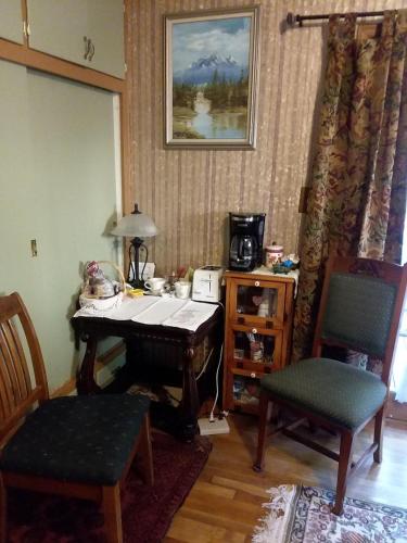 a living room with a desk and two chairs at Scott Creek Farm in Happy Valley