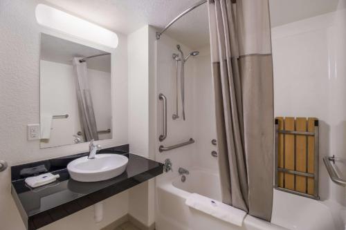 Ванная комната в Motel 6-Fargo, ND - West Acres - North Fargo