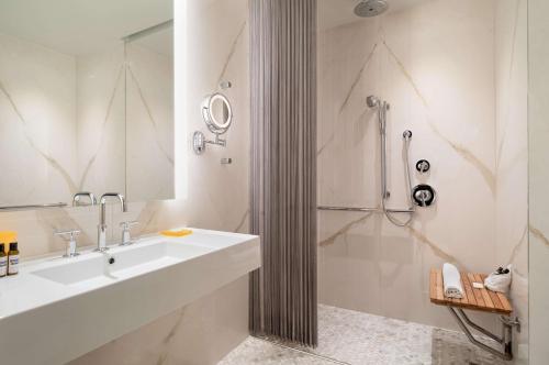een badkamer met een wastafel en een douche bij Hyatt Union Square New York in New York