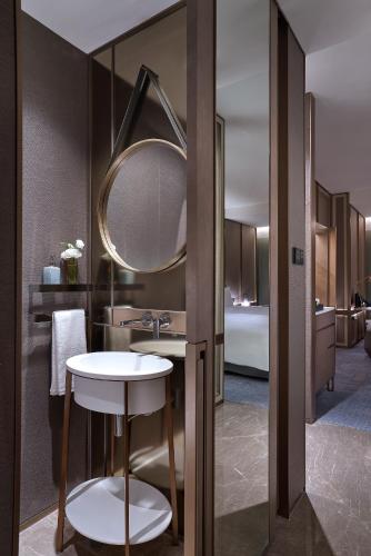Kempinski Hotel Nanjingにあるベッド