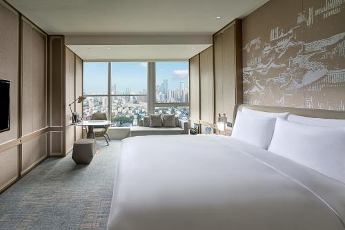 Kempinski Hotel Nanjingにあるベッド