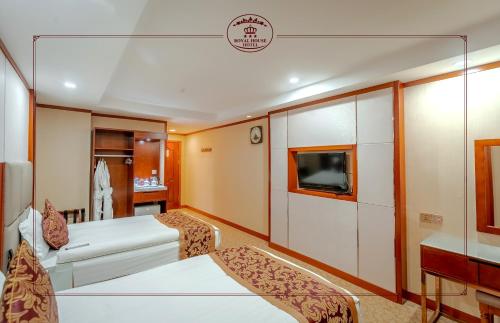 Ένα ή περισσότερα κρεβάτια σε δωμάτιο στο Royal House Hotel