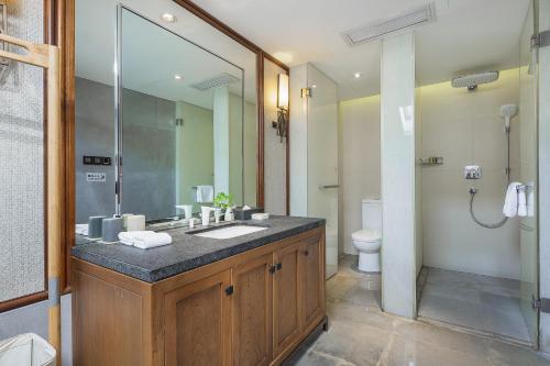 a bathroom with a sink and a shower and a toilet at Floral Hotel ·Hefu Hotel (Hangzhou West Lake) in Hangzhou