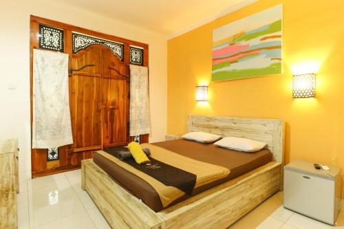 Postel nebo postele na pokoji v ubytování The Legian Mas Beach Inn