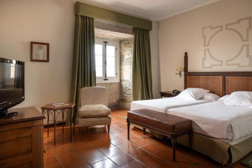 pokój hotelowy z dwoma łóżkami i telewizorem w obiekcie Parador de Monforte de Lemos w mieście Monforte de Lemos