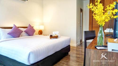 Postel nebo postele na pokoji v ubytování Keang Kluen Talay Resort