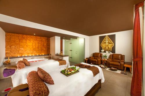 Tempat tidur dalam kamar di Sun Island Hotel & Spa Legian