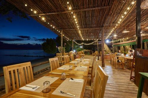 En restaurant eller et andet spisested på Koh Jum Ocean Beach Resort