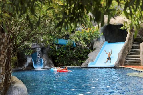 Bazén v ubytování Padma Resort Legian nebo v jeho okolí