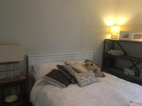 sypialnia z łóżkiem z poduszkami w obiekcie Central apartment with stairs w mieście Ballarat