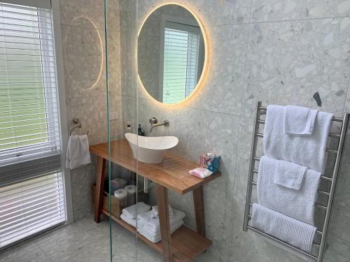 uma casa de banho com um lavatório e um espelho em Omaka Lodge em Taumarunui