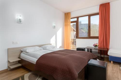 - une chambre avec un lit et une fenêtre dans l'établissement Vila Izvor, à Băile Felix