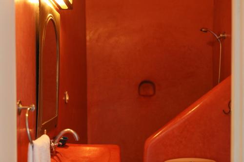 ein Badezimmer mit einem WC, einem Waschbecken und einem Spiegel in der Unterkunft Riad Marhbabikoum in Marrakesch